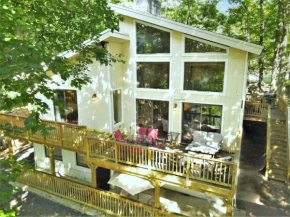 Charming Lakefront Getaway with Hot Tub & Game Room Perfect for Families!